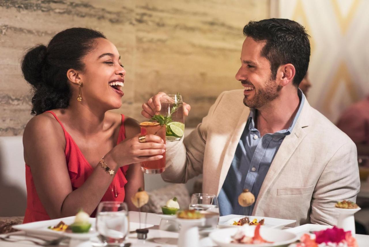 Nickelodeon Hotels & Resorts Punta Cana Exteriér fotografie A couple dining at a restaurant