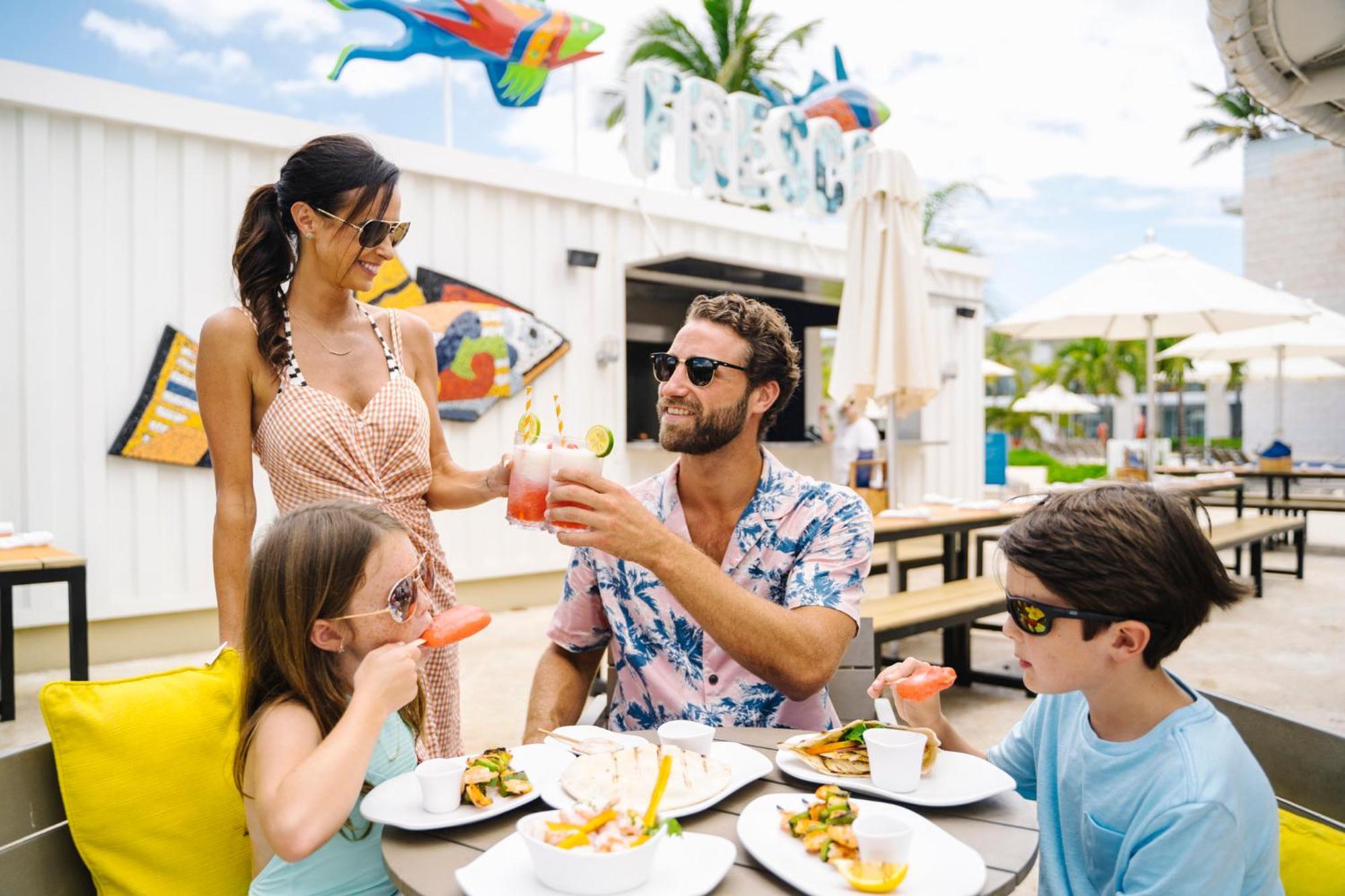 Nickelodeon Hotels & Resorts Punta Cana Exteriér fotografie Family dining at the pool